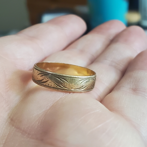 10k textured band ring size 8. NOT resizable as the design goes all the way arou - Picture 7 of 7
